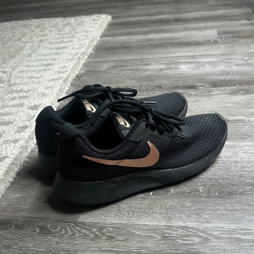 Nike Women's Black and pink bronze Sneakers